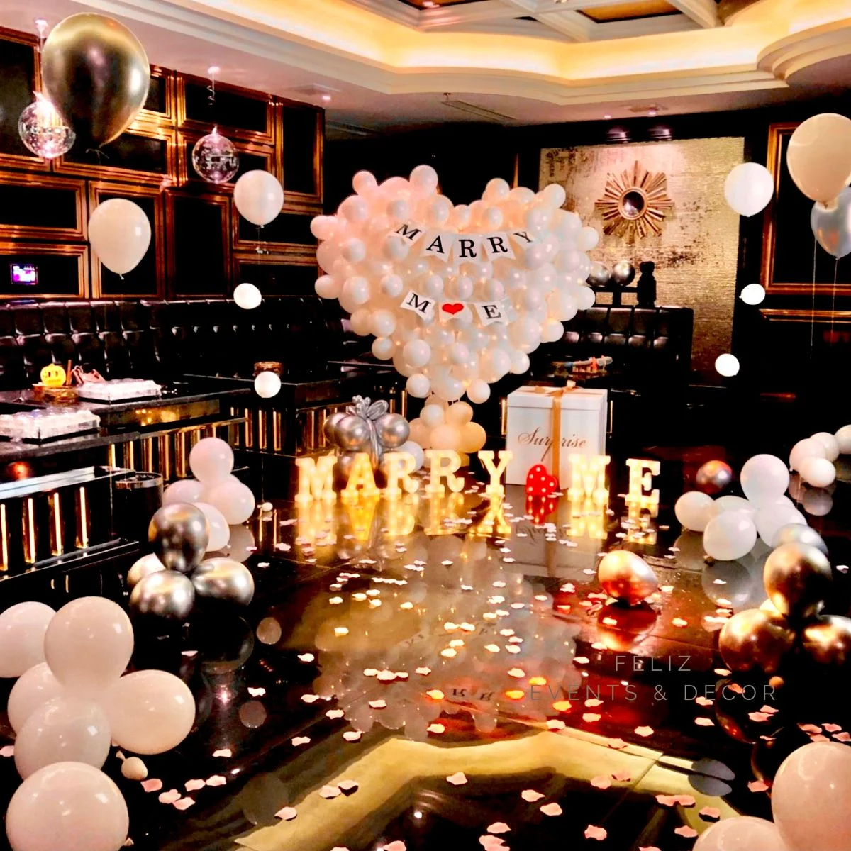 Romantic White Silver Proposal Decoration Hong Kong, Giant White Heart Balloon, Marry Me Lights, Chrome Silver Balloons, White Petals, 香港求婚佈置, 巨型白色心形氣球, Marry Me字母燈, 專人上門佈置。