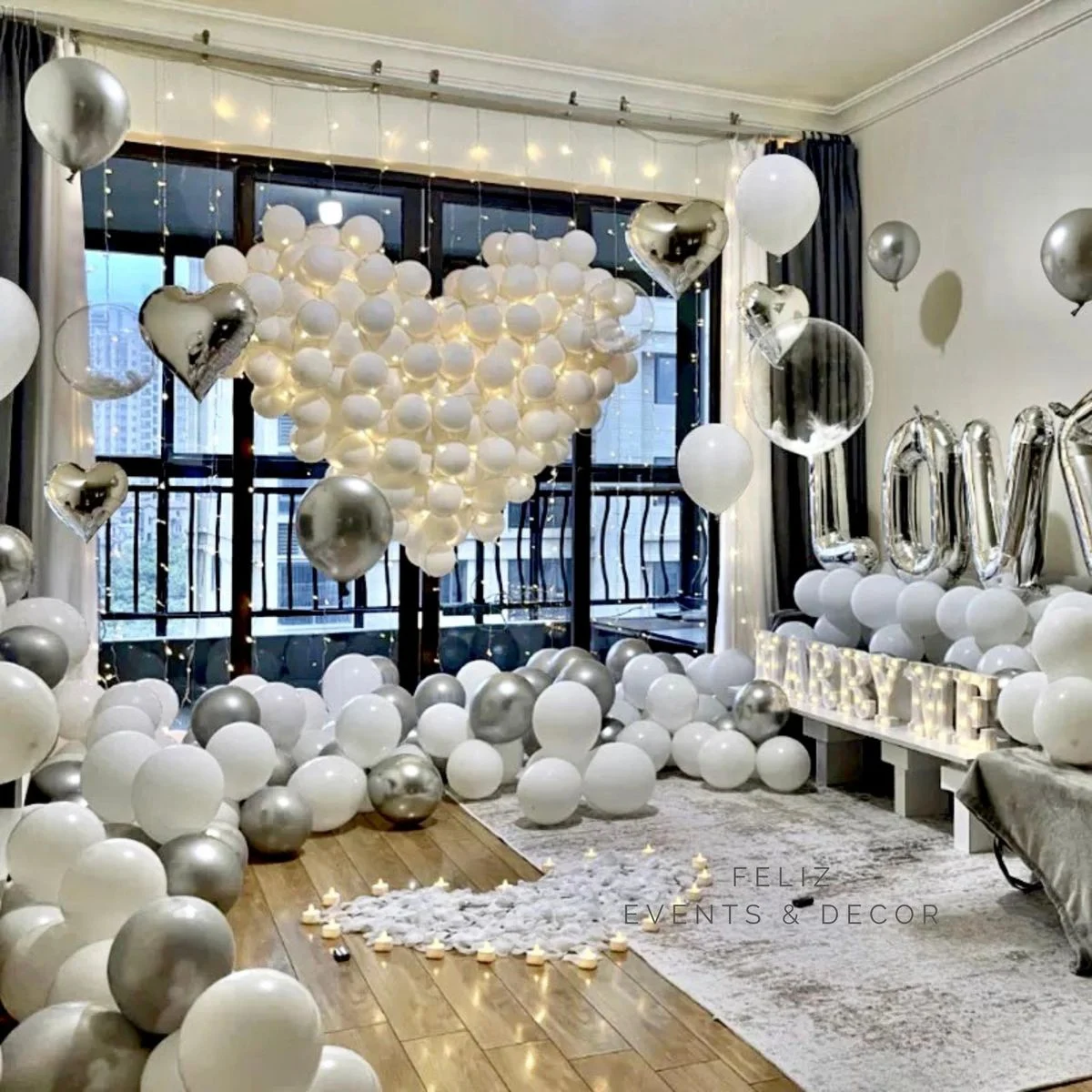 Luxury Silver and White Proposal Decoration Hong Kong, Giant Heart Balloon, Helium Balloons, Marry Me Marquee Lights, Silver Theme, Hotel Proposal Setup, 香港豪華求婚佈置, 巨型心形氣球, 氦氣球, MARRY ME 燈牌, 銀白主題, 專人上門佈置。