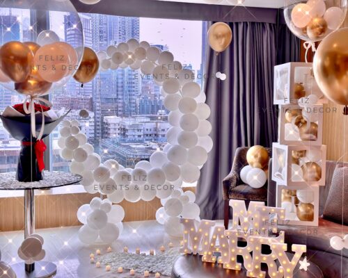 Luxury Moon Theme Proposal Decoration Hong Kong, Giant Moon Balloon, Cloud Balloons, Marry Me Marquee Lights, White and Gold Theme, Hotel Proposal Setup, 香港豪華求婚佈置, 巨型月亮氣球, 雲朵氣球, MARRY ME 燈牌, 專人上門佈置。